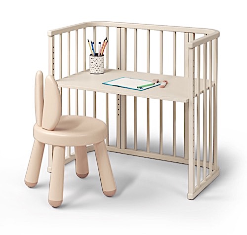 Кроватка может стать и столиком для игр и занятий ребенка до самой школы и в первых классах!