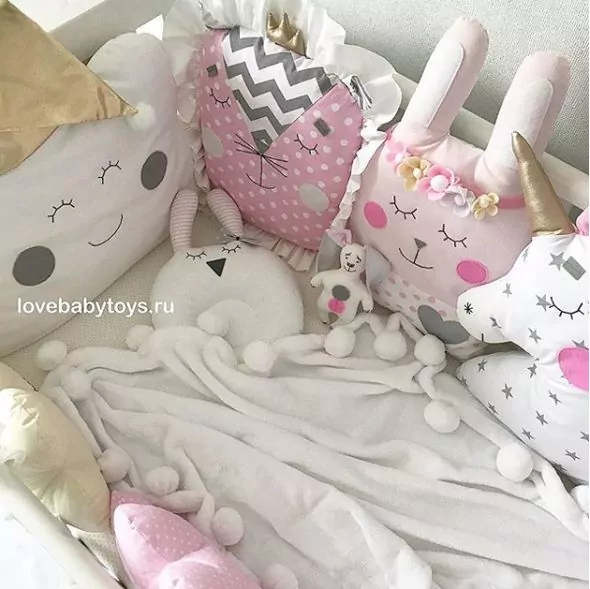 Комплект сказочных  бортиков-подушек (высоких бамперов) №2 в кроватку Новорожденному "Маленькая Принцесса"