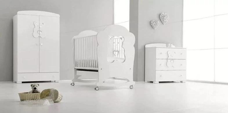 Белая детская кроватка Erbesi Tiffany в детской комнате