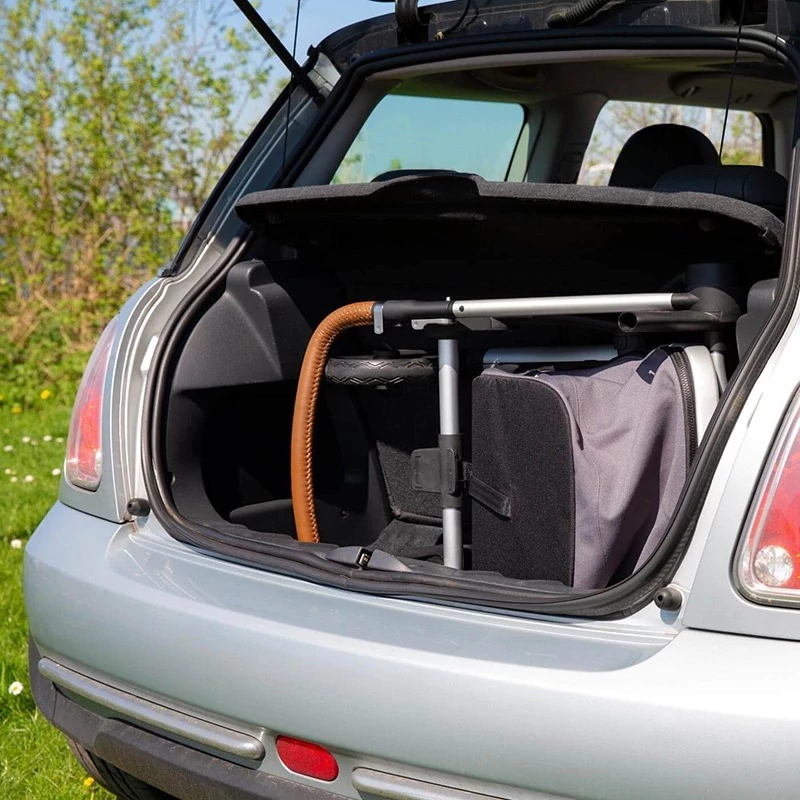 Коляска Joolz Day³ в сложенном виде легко помещается в багажник машины