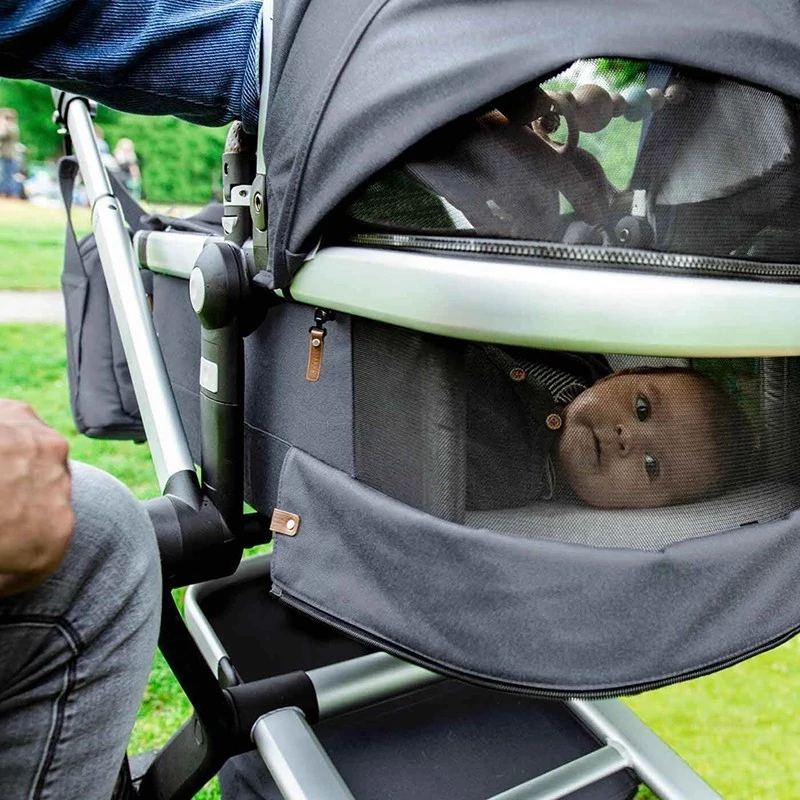 Окошко с сеточкой коляски Joolz Day³ служит для проветривания и для наблюдения за малышом