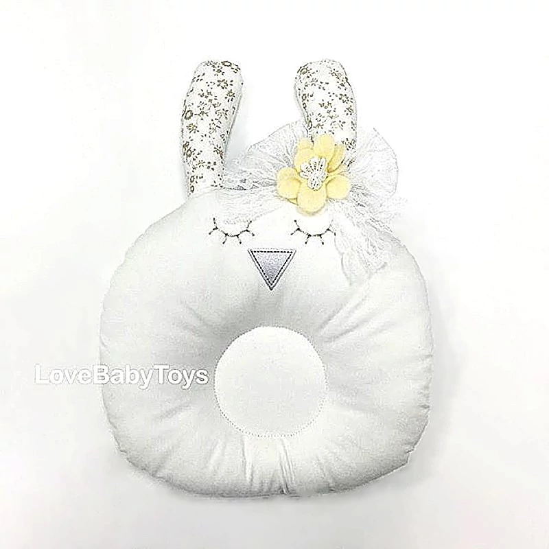 Детская ортопедическая подушка для новорожденных Зайка с бантиком от LoveBabyToys из коллекции Белая сказка размером 26 х 30 см