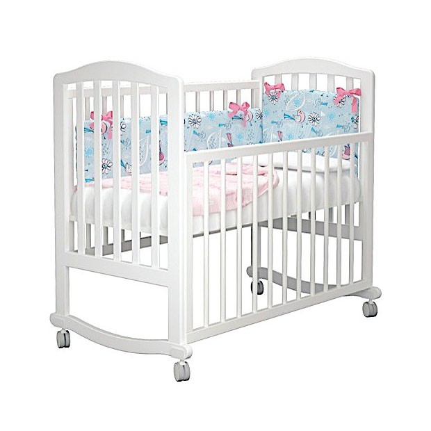 Детскую кроватку для новорожденного на колесиках в белом цвете Piccolo (Пикколо) из серии Milano (Милано) можно купить в СПб