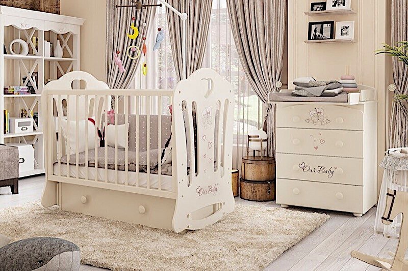 Кроватка для новорожденного Laluca Sharlotta и пеленальный комод с одинаковым декором