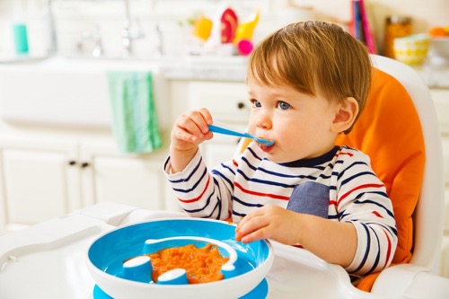 Улыбка от Munckin, для малышей от 9 месяцев, в который входит тарелочка на присоске и ложечка