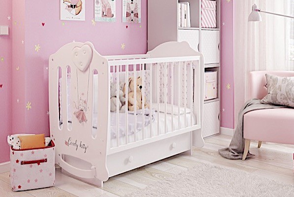 Детская кроватка для Новорожденных "Bianco" в белом цвете, на колесах и дуге качалке, купить в СПб в интернет магазине Piccolo - detki (Пикколо-детки) на Фокина 1.