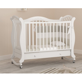 Детскую кроватку «Габриэлла Люкс» производителя Гандылян для новорожденных можно купить в белом цвете с ящиком, на колесиках.