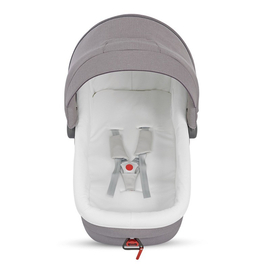 Специальный комплект для перевозки новорожденного на заднем сидении автомобиля в люльке Inglesina Sofia.