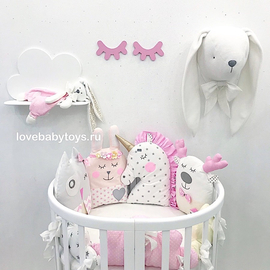 Комплект сказочных бортиков-подушек (высоких бамперов) в круглую кроватку Новорожденному "Маленькая Принцесса" состоит из 7 предметов.