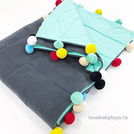 Детский плед-одеяло стеганый с помпонами для новорожденных мятно-серый размером 120 х 100 см от LoveBabyToys