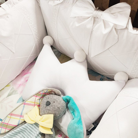 Детская ортопедическая подушка для новорожденных Корона от LoveBabyToys с белыми помпонами размером 32 х 25 см